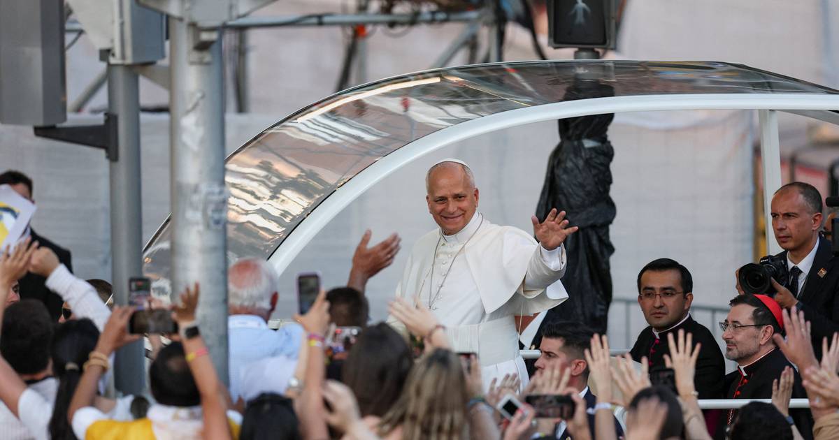 Papa Leão XIV recebido com banho de multidão em Espanha: já houve futebol e Bad Bunny à mistura