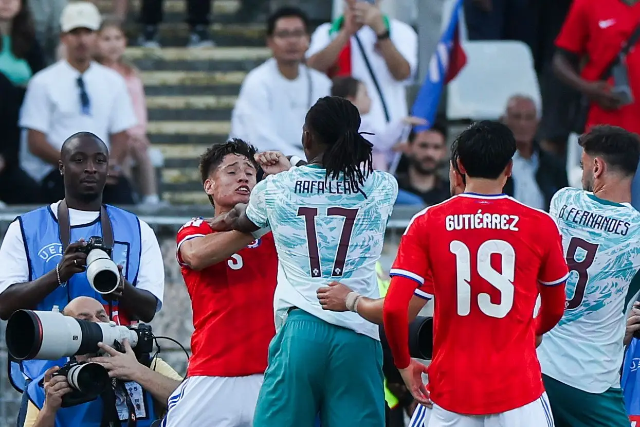 Mục tiêu của M.U bị truất quyền thi đấu trước World Cup sau hành vi xấu xí 2 Rafael Leão reage à expulsão e Roberto Martínez defende-o: "Protegeu o colega e mostrou espírito de equipa" - SIC Notícias