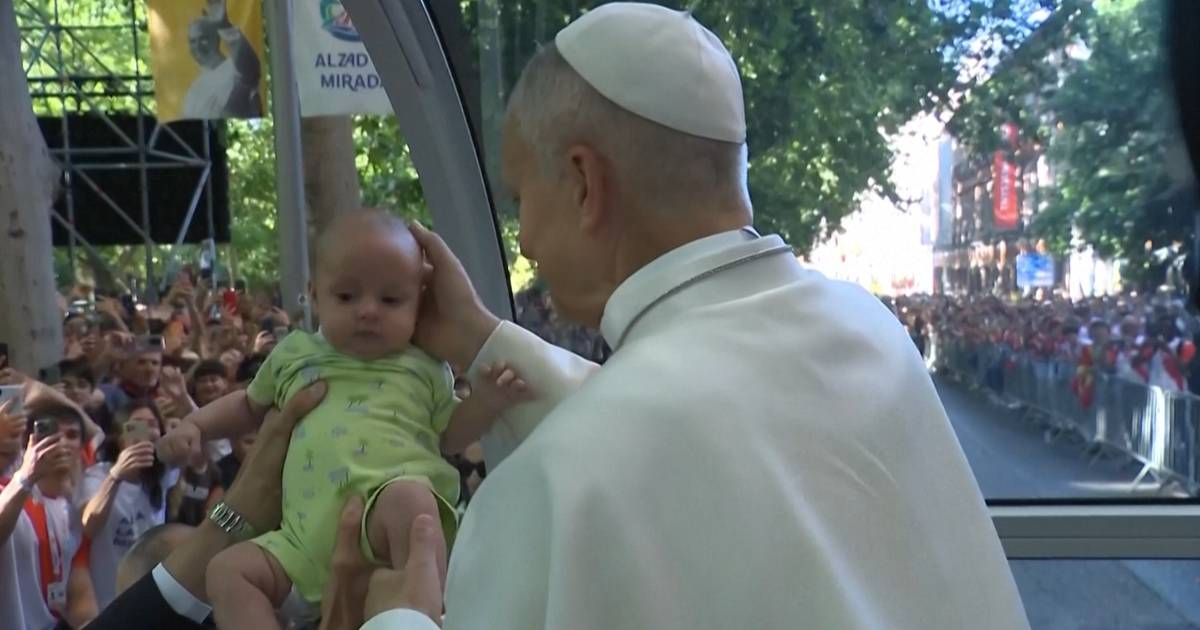 Papa Leão XIV abençoa crianças na visita a Madrid