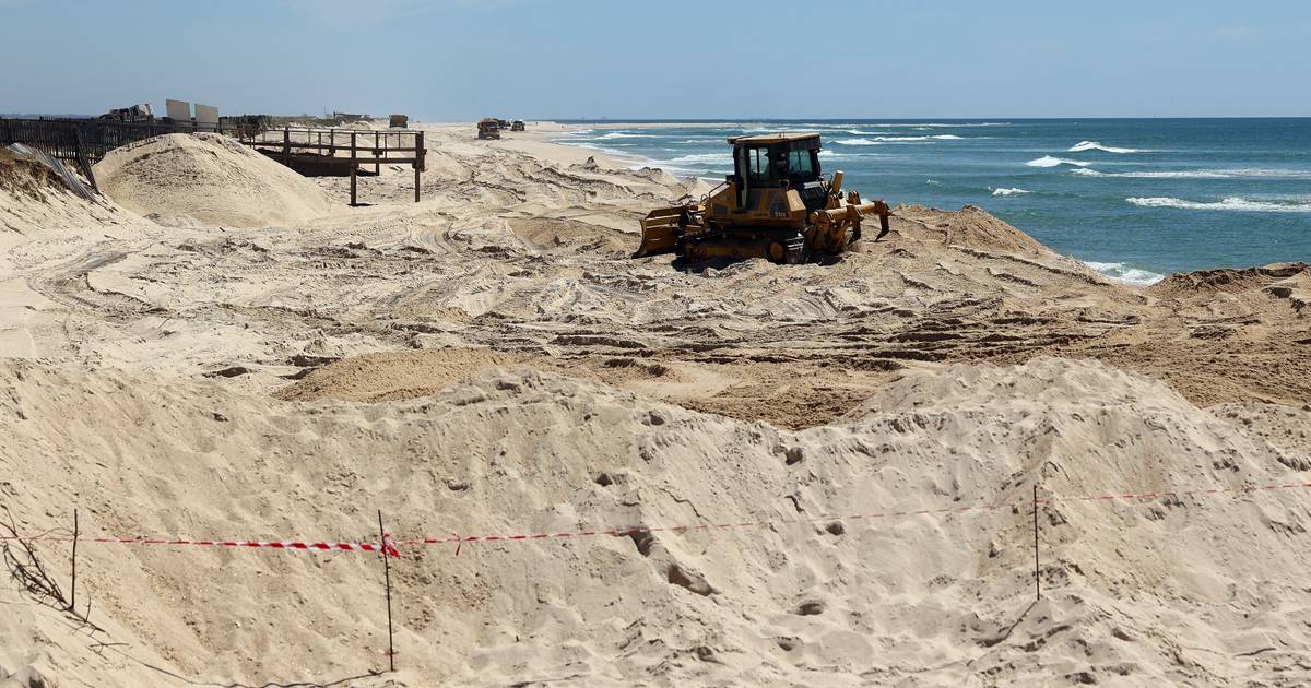 Enchimento artificial de areia depois das tempestades “salvo