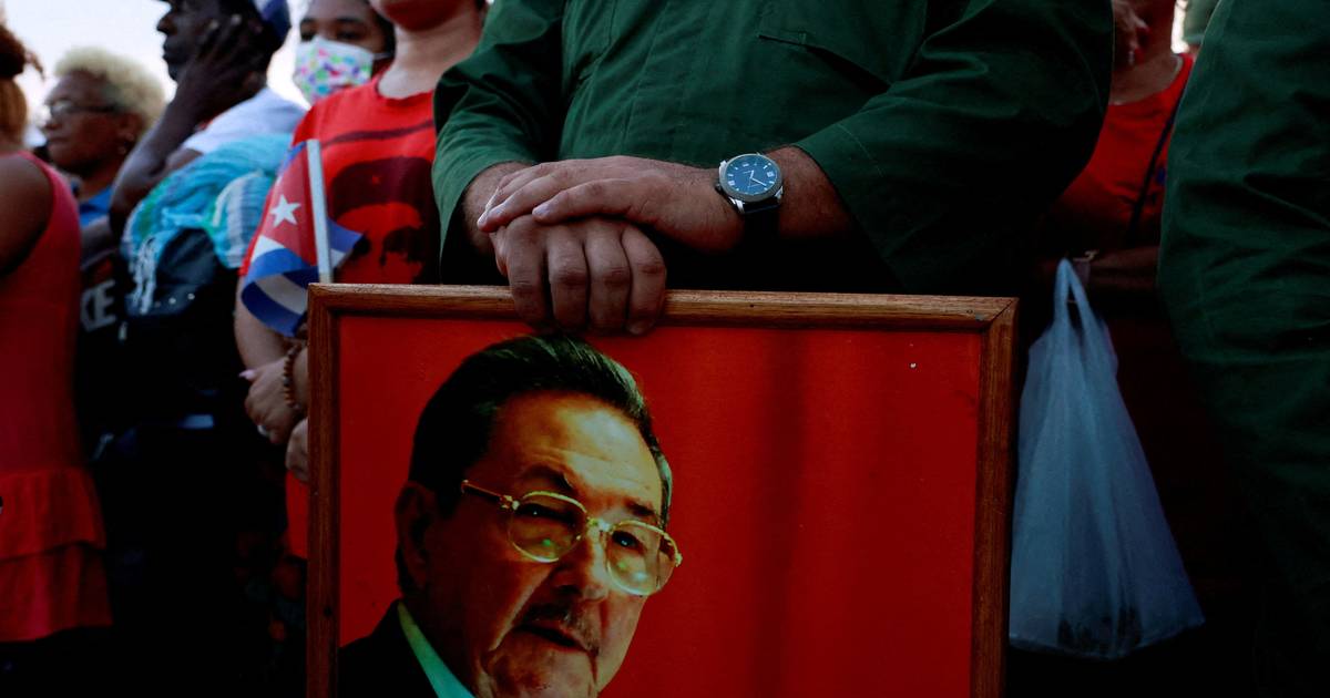 Antigo líder cubano Raúl Castro faz primeira aparição públic