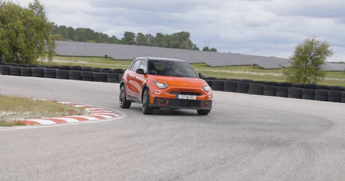 Ao volante do Abarth 600e Competizione: O modelo mais potent