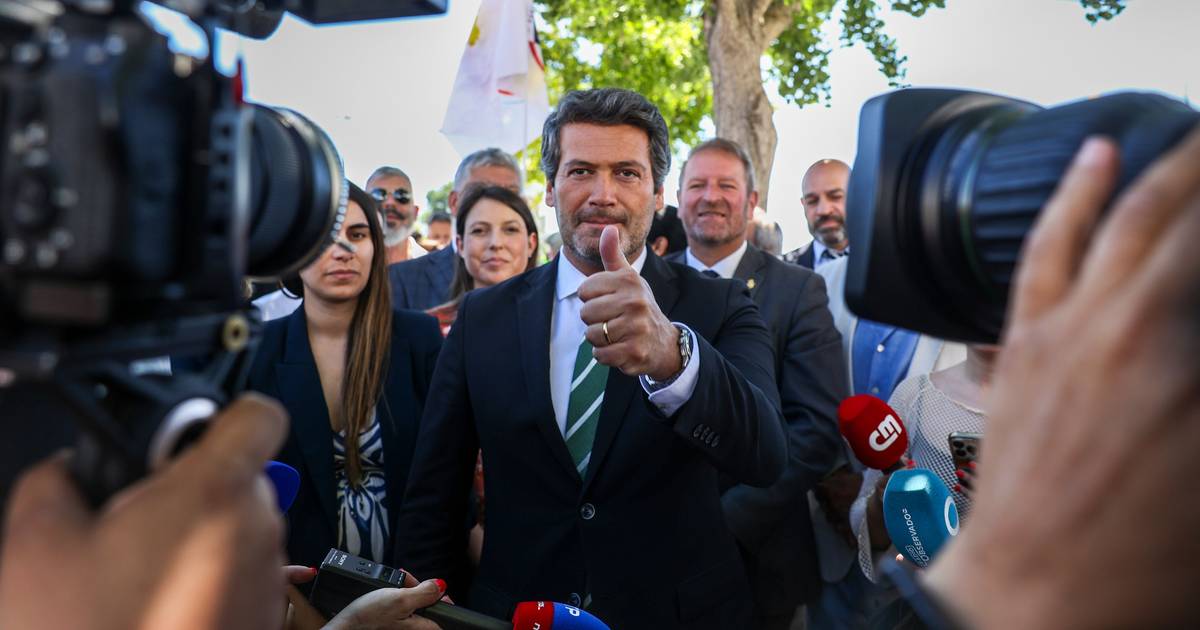Chega e PSD em negociações sobre PSU, Ventura admite votar a