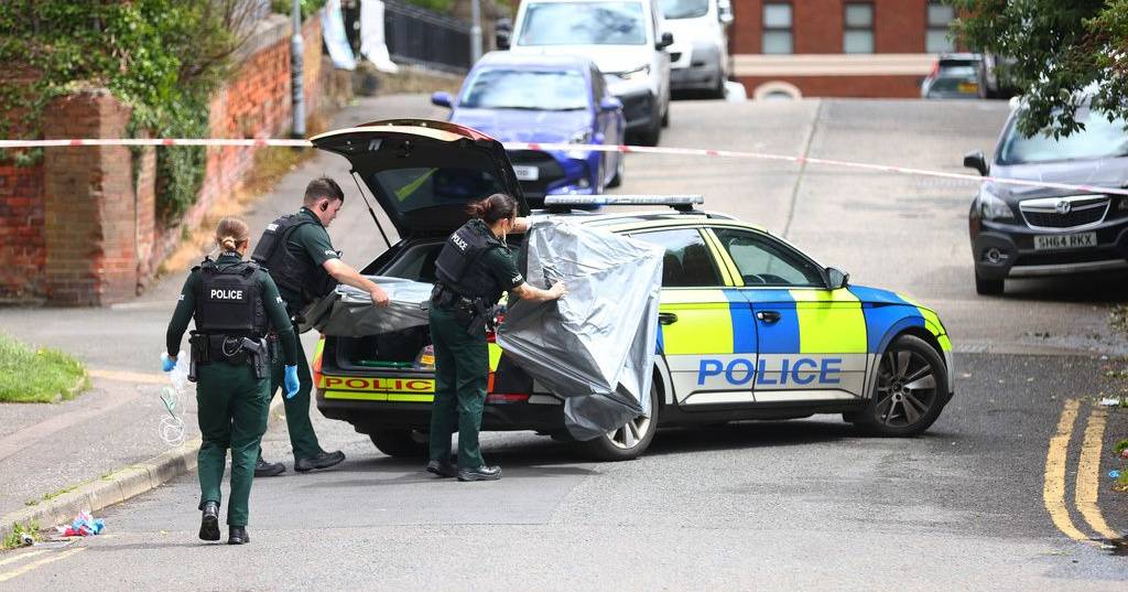 Homem ferido com gravidade em esfaqueamento em Belfast, Gove