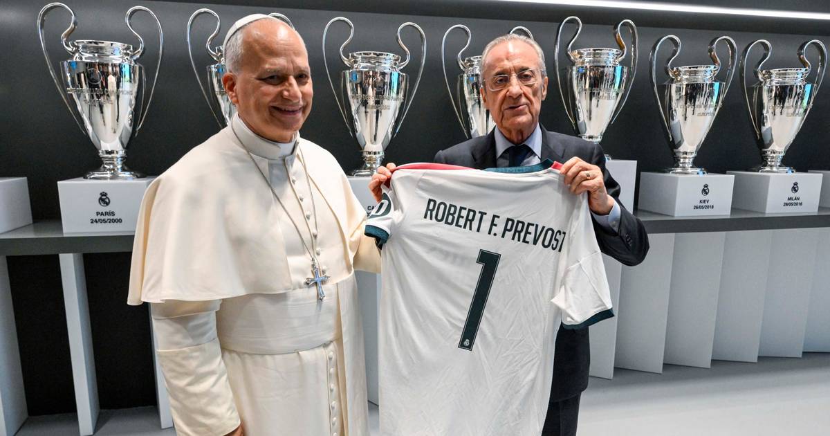 Papa Leão XIV recebe camisola do Real Madrid com nome de bat