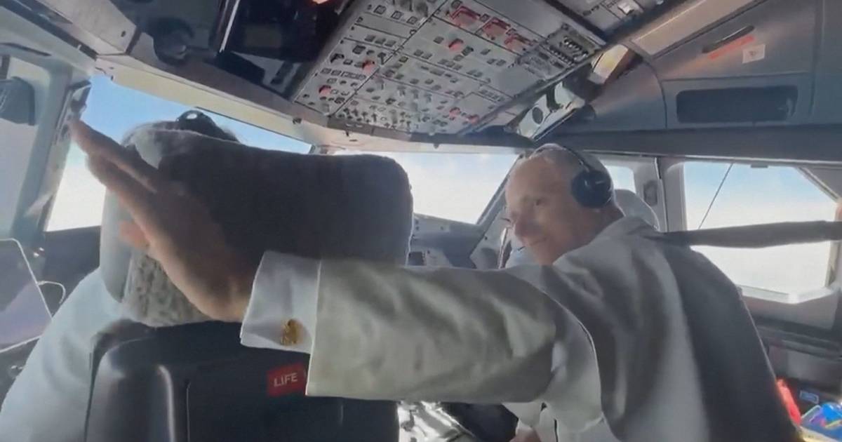 Papa Leão XIV senta-se no lugar de copiloto no voo