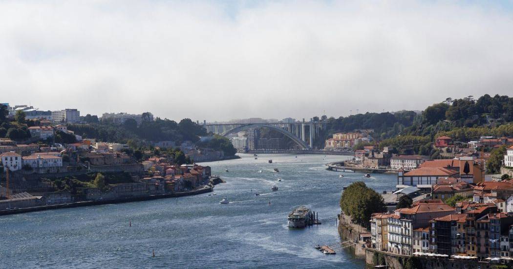 Três pescadores resgatados após barco afundar no rio Douro