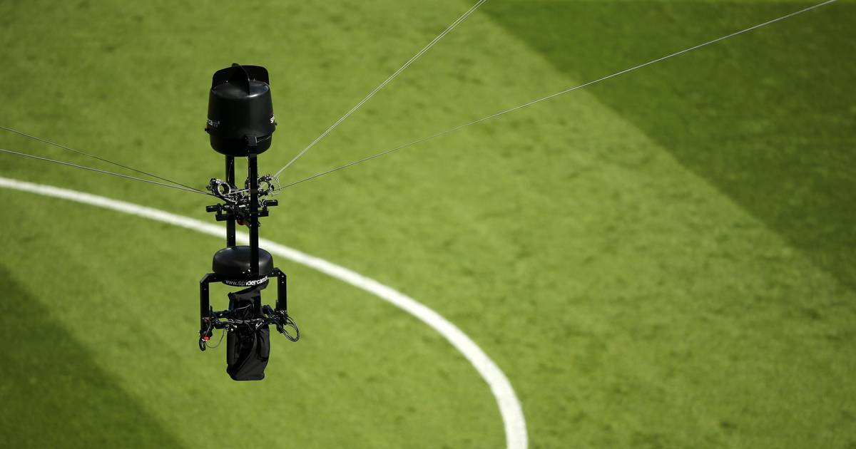 Um susto vindo do céu: 'spidercam' cai em pleno re