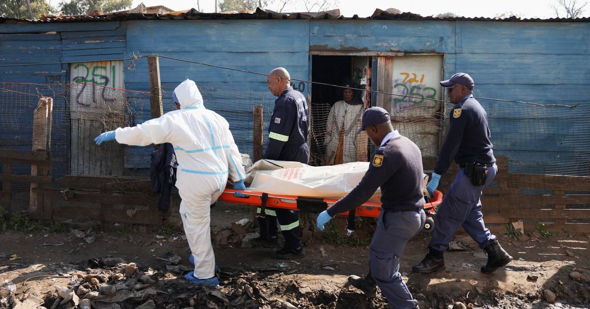 Pelo menos 12 mortos e 9 feridos em tiroteio em Jo