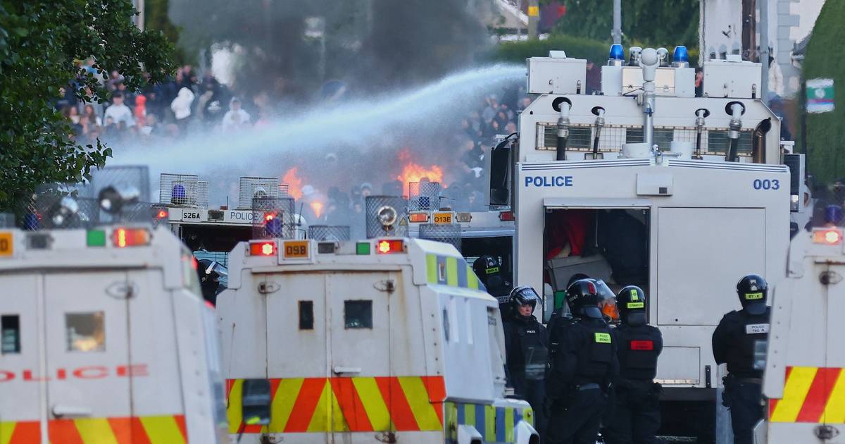 Segunda noite de tumultos em Belfast: polícia usa canhões de