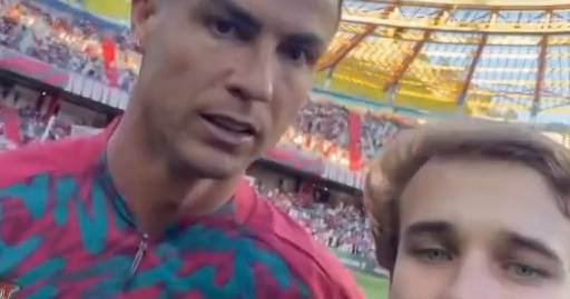 Adepto invade relvado e Cristiano Ronaldo deixa aviso: “Não 