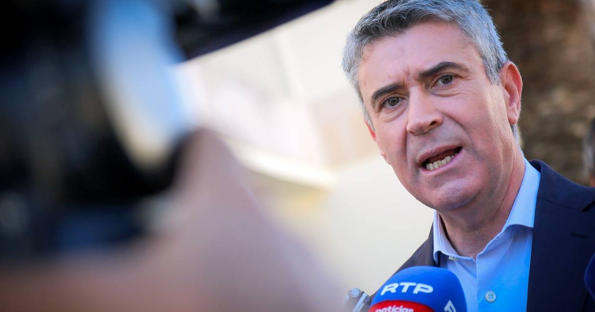 Carneiro acusa Montenegro de tentar branquear "caos nos exames" nacionais