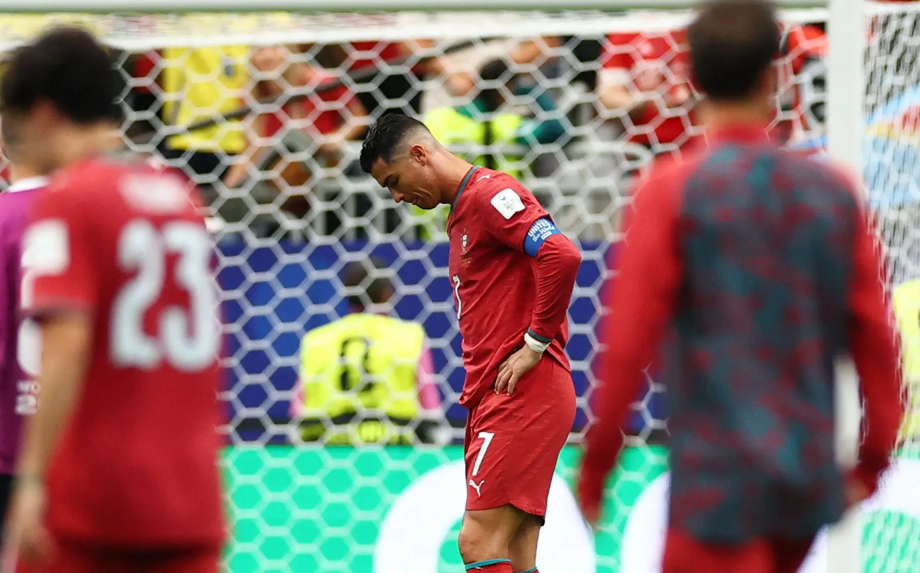 Dez homens e uma estátua": imprensa internacional arrasa exibição de Cristiano  Ronaldo frente ao Congo - SIC Notícias