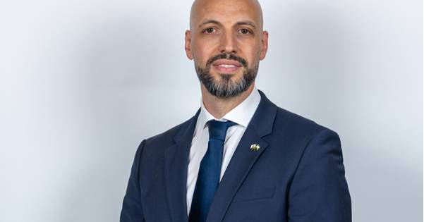 Deputado do Chega filmado a entrar no Parlamento às 7h da manhã; gabinete ficou aberto de noite