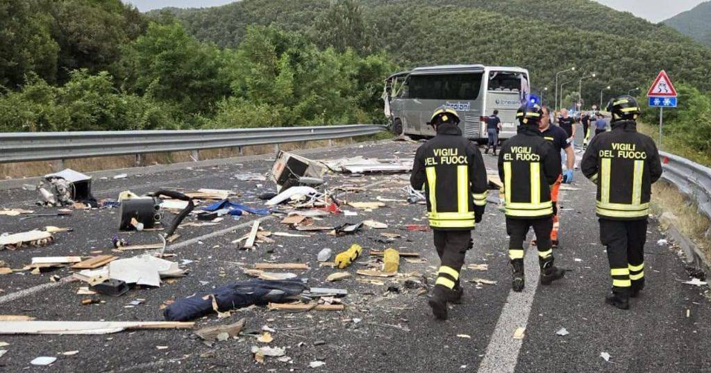 Seis mortos e 34 feridos em colisão entre autocarro turístico e autocaravana em Itália