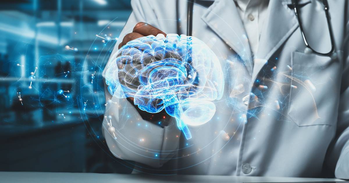 Adolescente com epilepsia rara consegue andar sozinho após receber tratamento personalizado