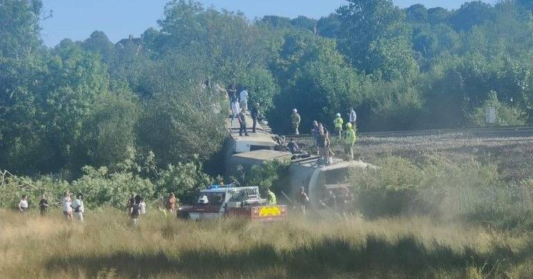 Comboio descarrila perto da estação ferroviária de Lewes em Inglaterra