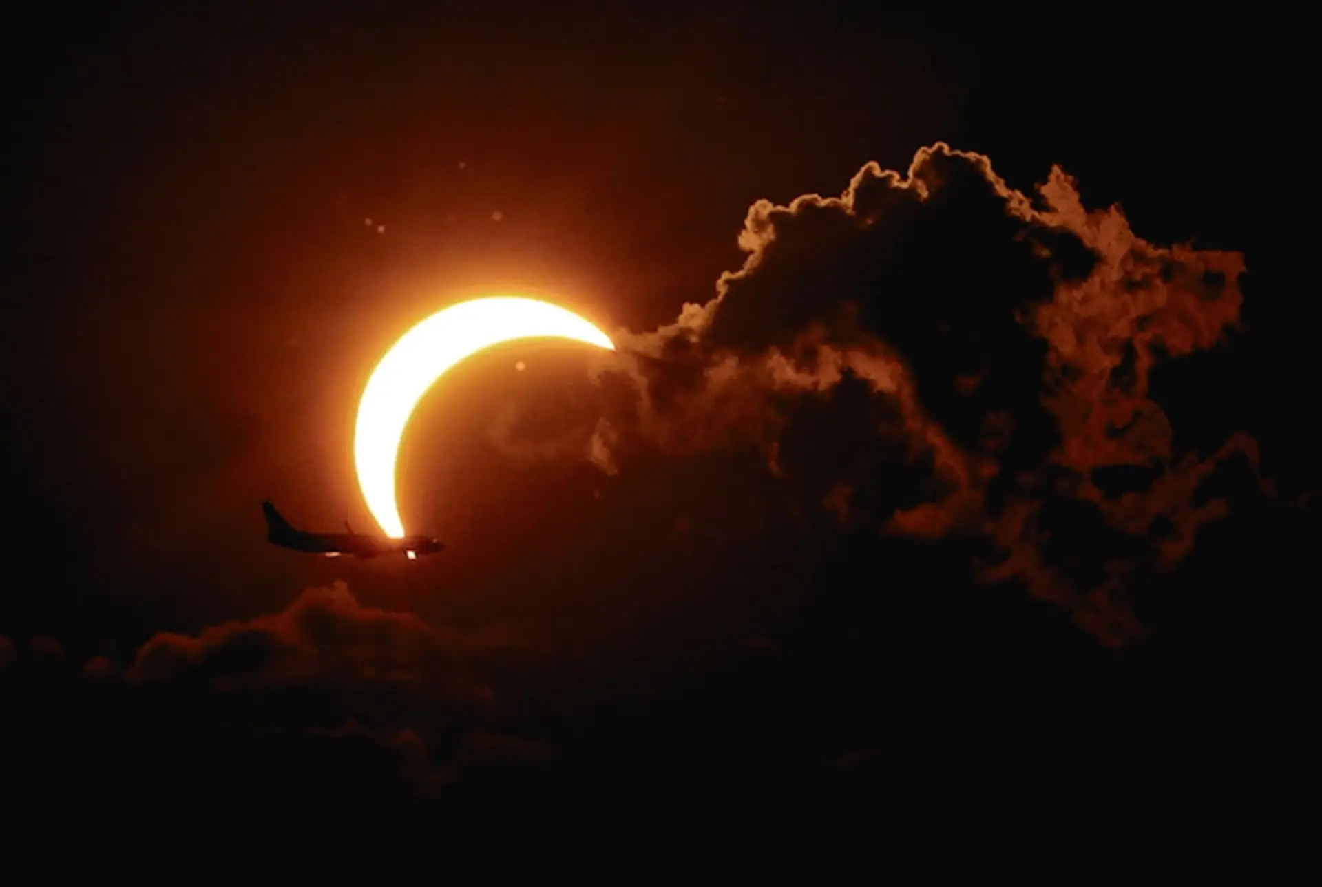 A Lua tapou o Sol e encantou milhões de pessoas!