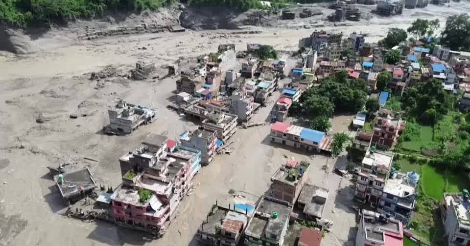 Video zeigt Panik in einem Bus, als ein Fluss in Nepal über die Ufer tritt