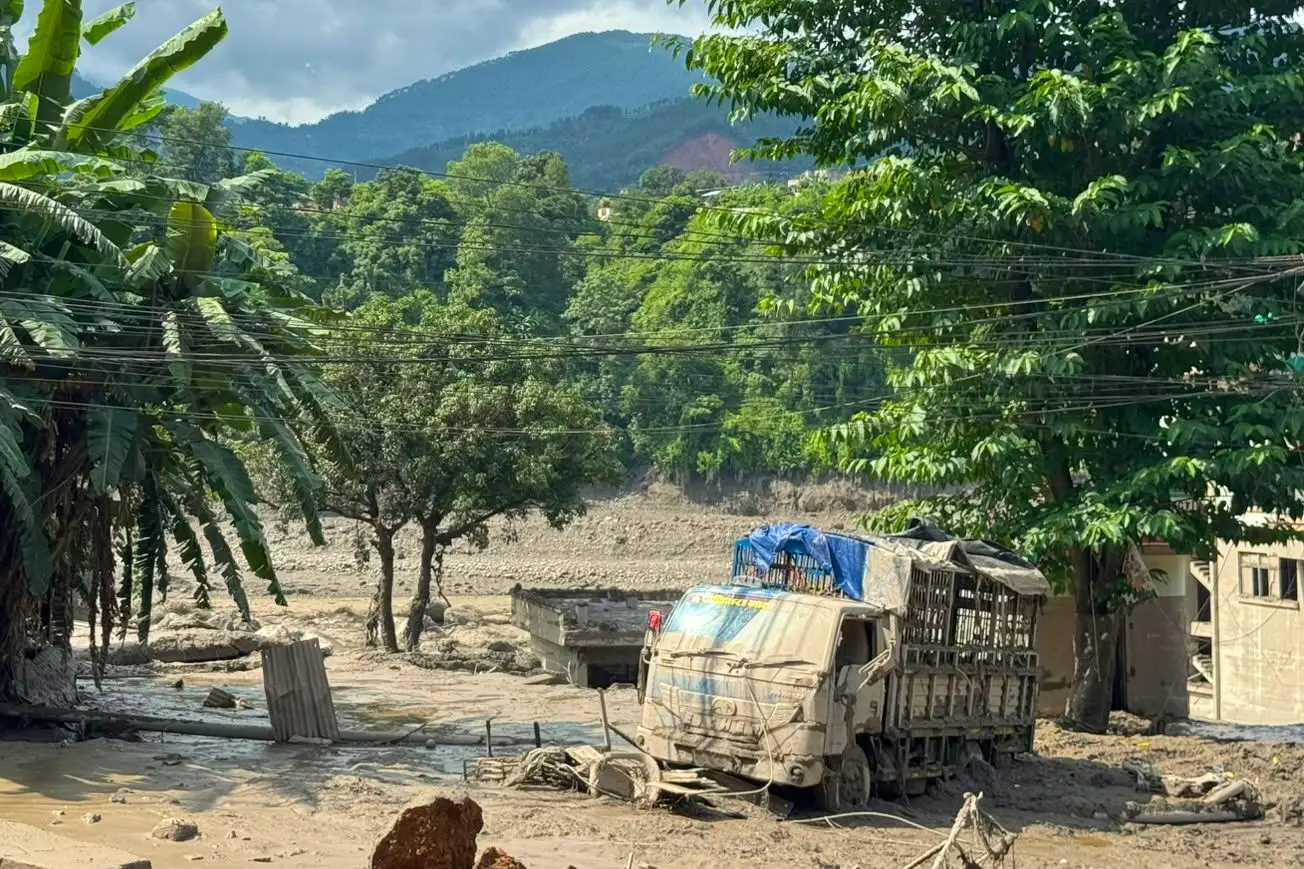 Centenas de desaparecidos após cheia repentina no Nepal, a maioria turistas