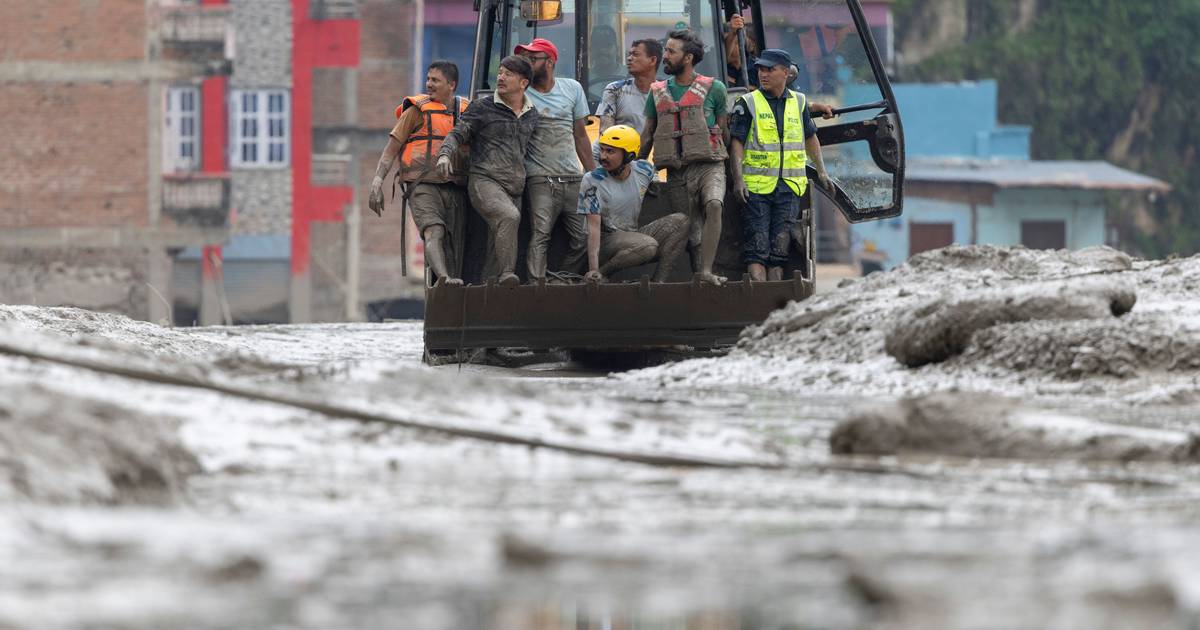Il presidente del Nepal chiede mobilitazione di tutti i mezzi per "lavori di salvataggio e soccorso"