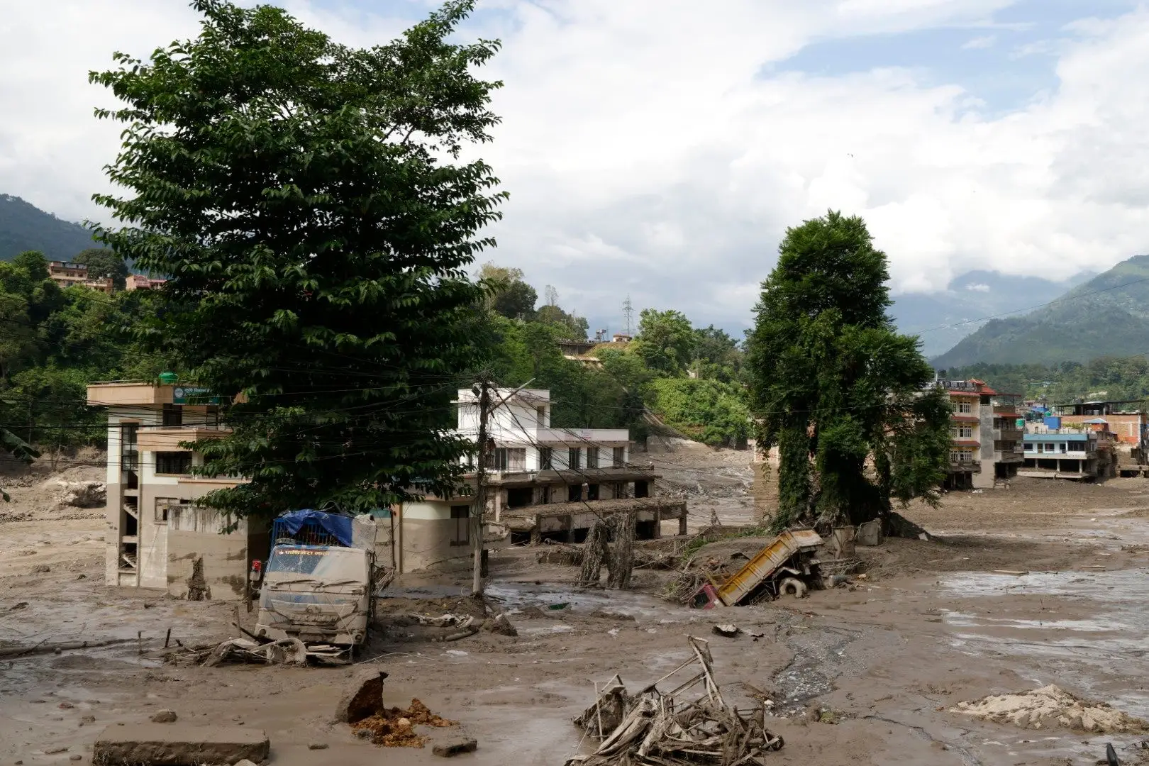 Centenas de desaparecidos após cheia repentina no Nepal, a maioria turistas