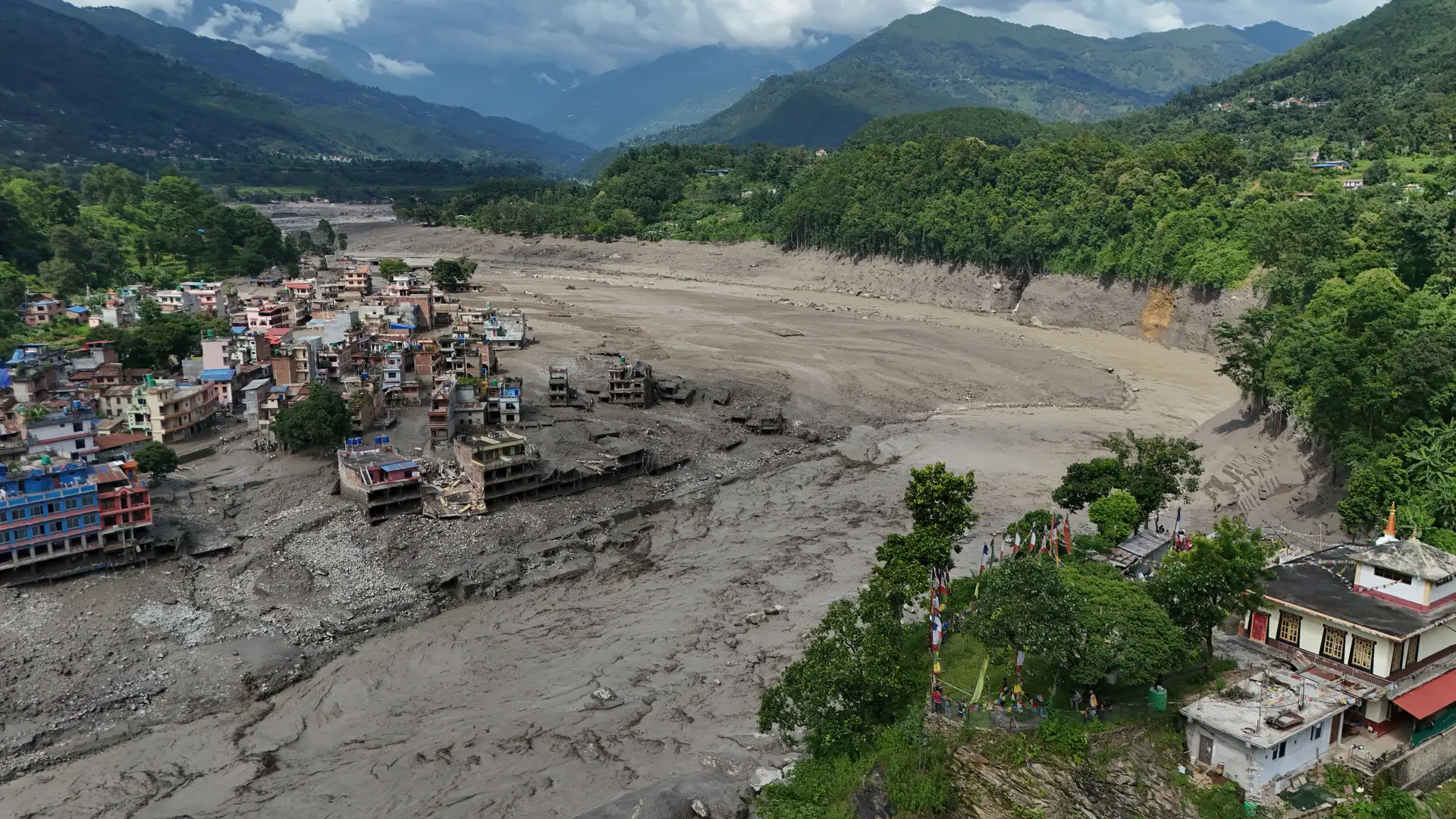 Centenas de desaparecidos após cheia repentina no Nepal, a maioria turistas