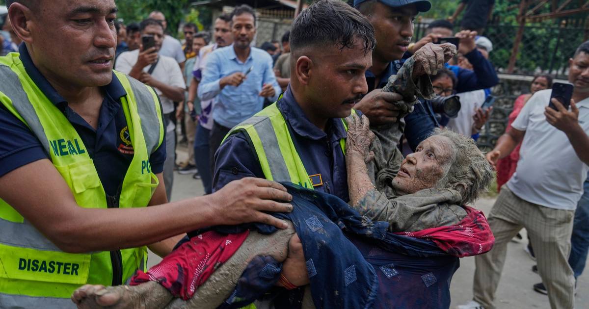 Polizia e squadre di soccorso aiutano persone intrappolate dopo alluvione in Nepal