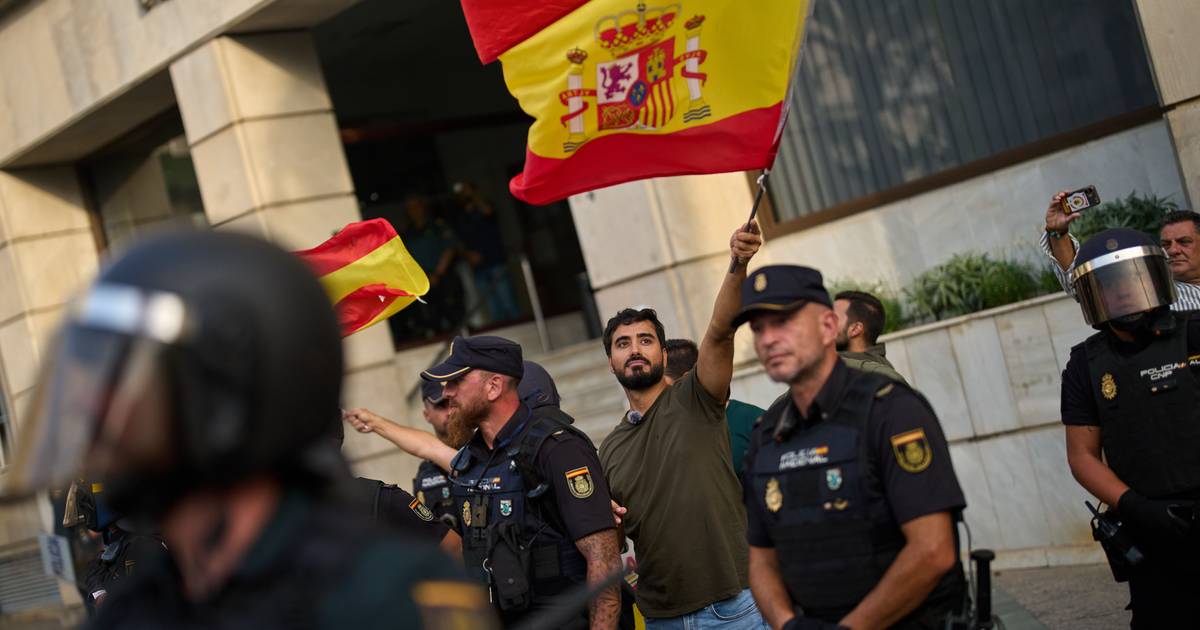 Ceuta: Tausende von Einwohnern gehen erneut auf die Straßen, um Ausweisungen und Rücktritte zu fordern