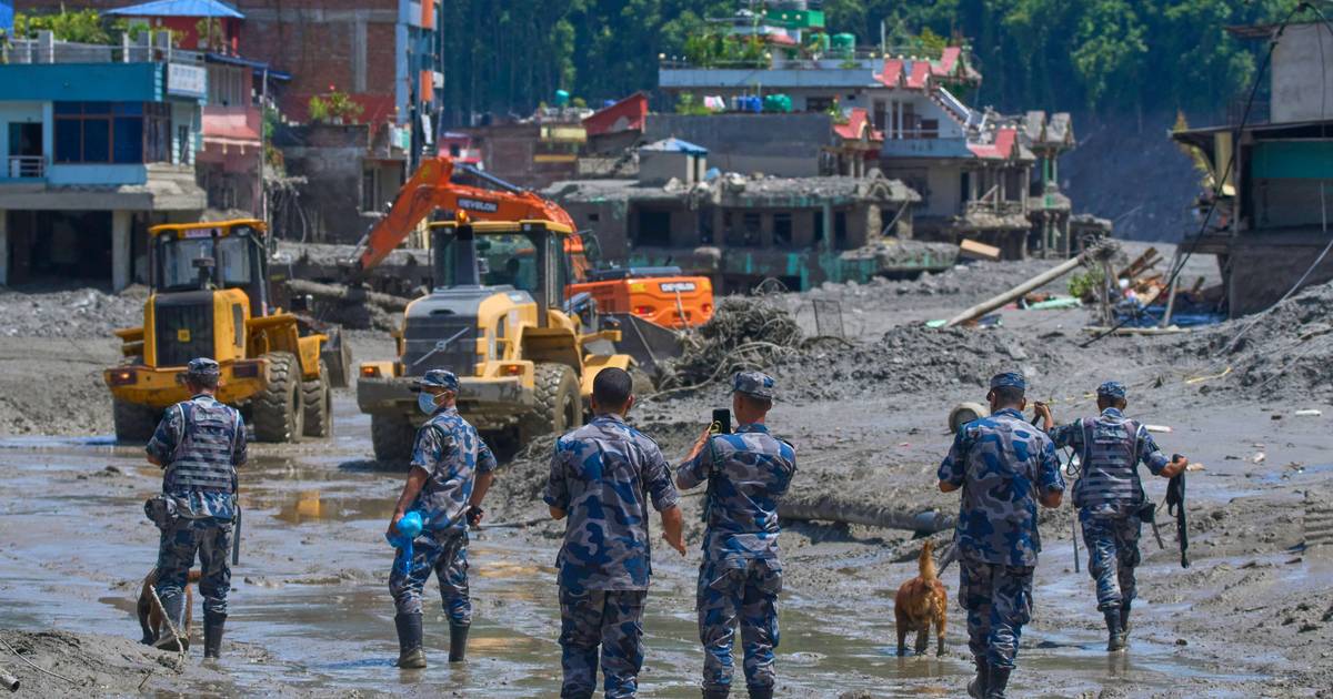 <Searches resumed in Nepal, but mud and debris hinder rescue operations in a race against time>