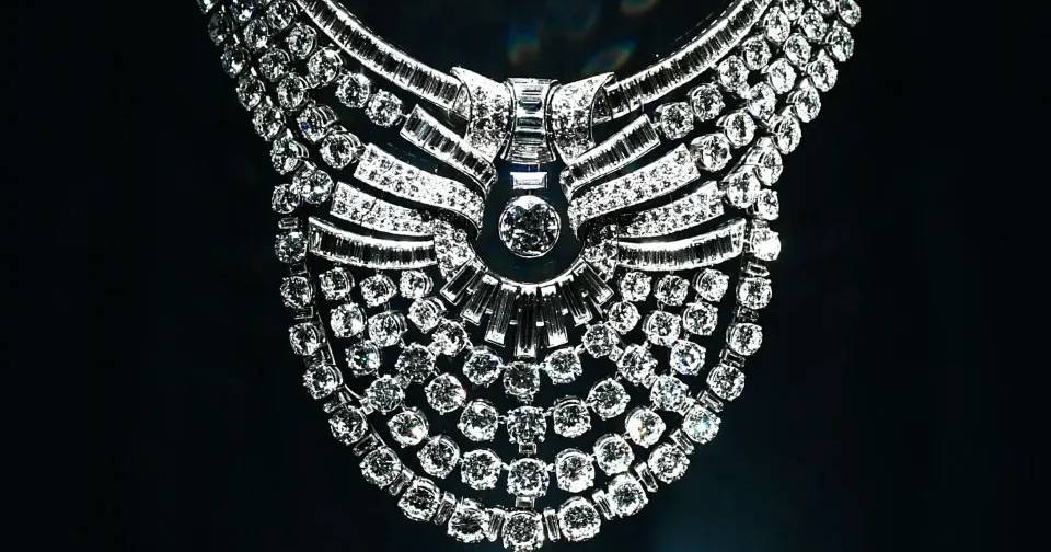 Colar com mais de 600 diamantes roubado de museu de Viena em plena luz do dia