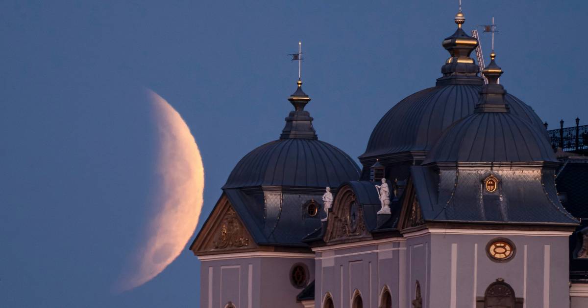 Sich die Bilder der Mondfinsternis ansehen, die den Mond rötlich färbte