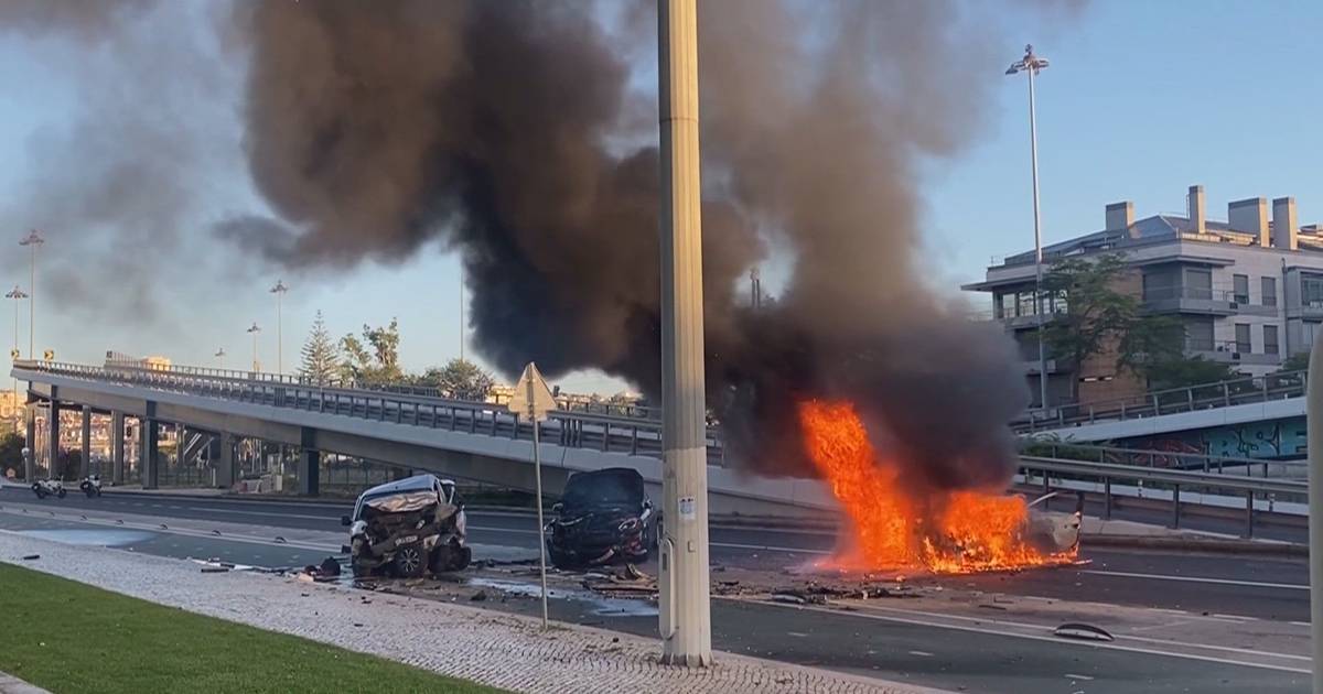 Carro fugiu de operação STOP e capotou, motorista e passageiros foram resgatados pela PSP