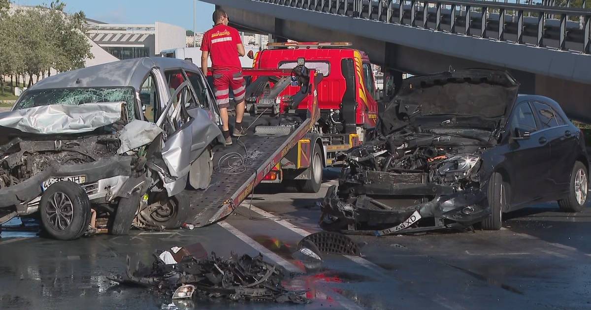 Arrestato conducente che è fuggito alla polizia e ha urtato contro due auto a Lisbona