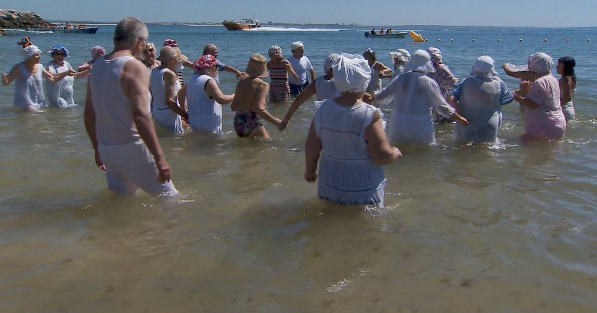 La leggenda dice che un tuffo in questo giorno vale per 29: Lagos recupera una tradizione popolare