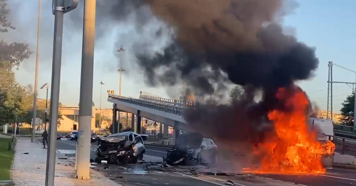 Perseguição policial termina com grande acidente em Algés e três carros incendiados
