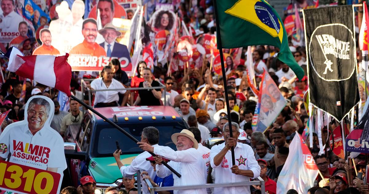 Le elezioni in Brasile attirano ex calciatori, personaggi noti del Big Brother e sosia di Lula e Bolsonaro
