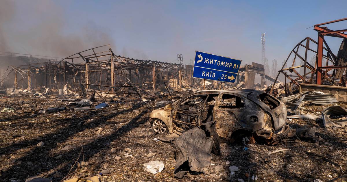 Tage nach russischem Angriff auf Militärdepot in der Nähe von Kiew detonieren noch Munition