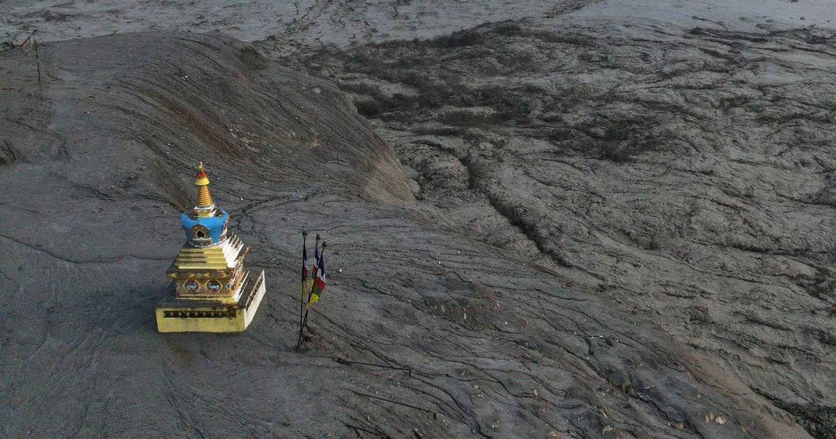 Tragedia sempre più grande in Nepal e Tibet: oltre 900 morti e quasi cinquemila dispersi