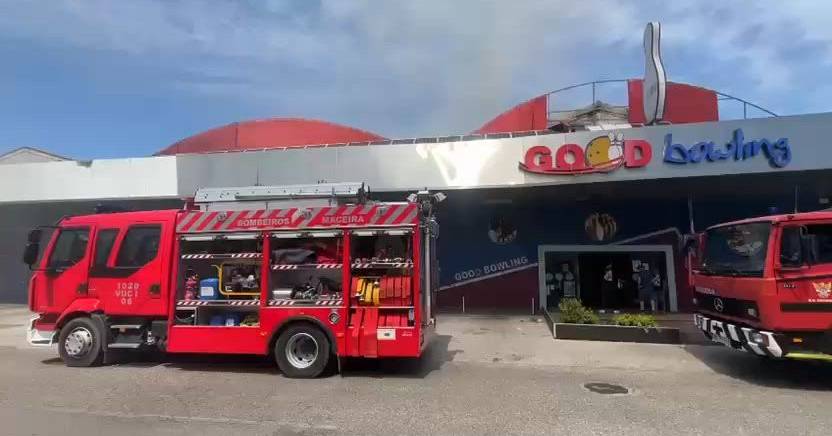Un incendie se déclare au Bowling de Leiria et mobilise des dizaines de personnels