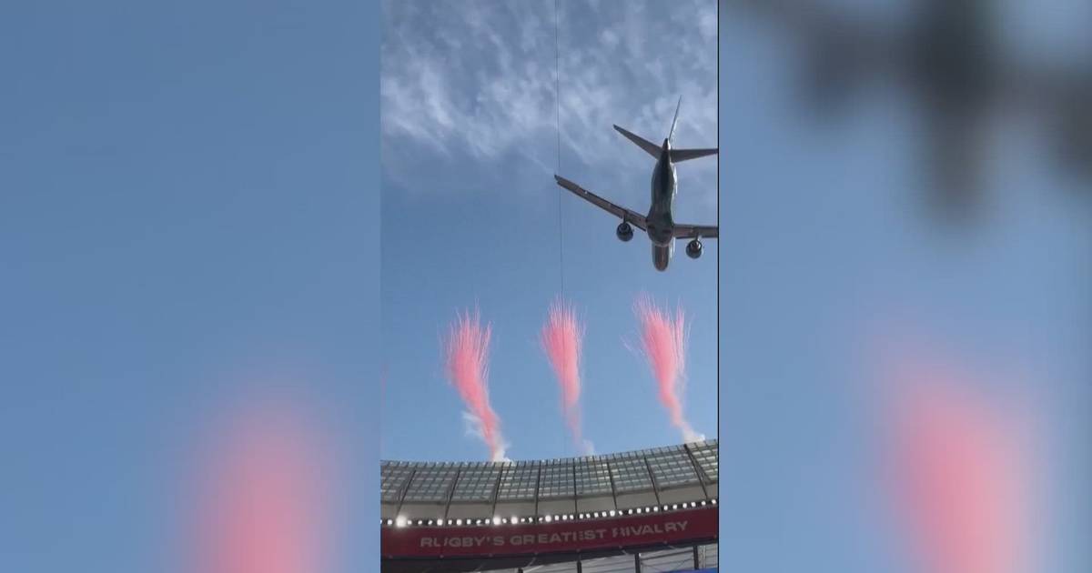Самолеты пролетают на высоте нескольких метров над заполненным стадионом с 50 тысячами людей