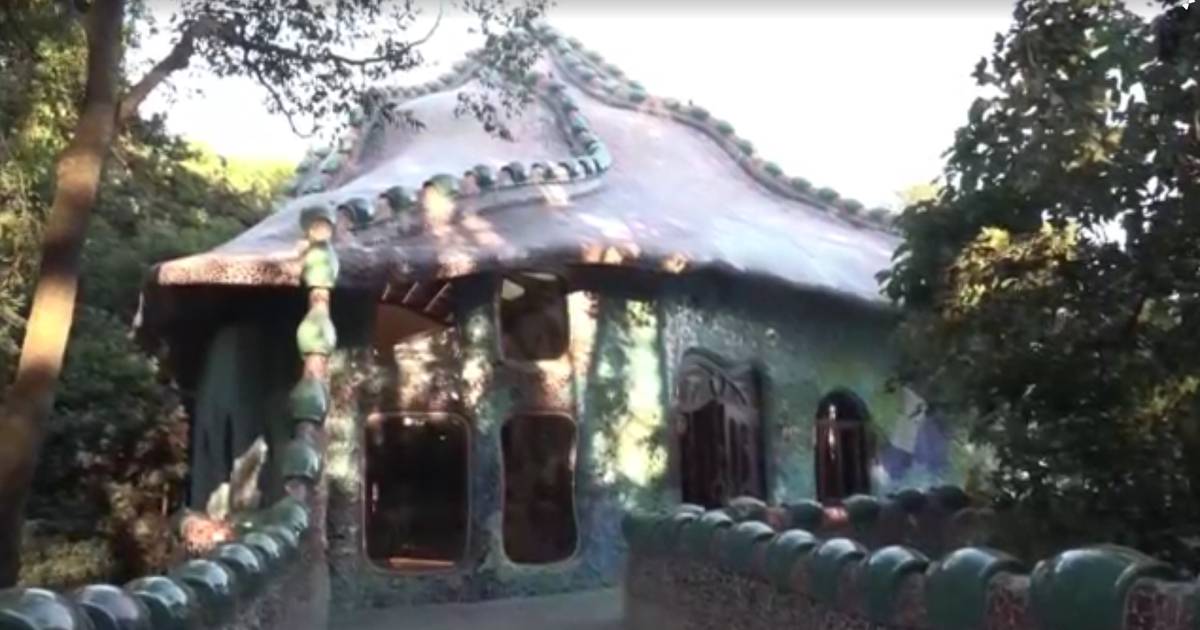 Eine "Hogwarts"-artige Bibliothek, die in einen Hügel in China eingebettet ist, wird viral