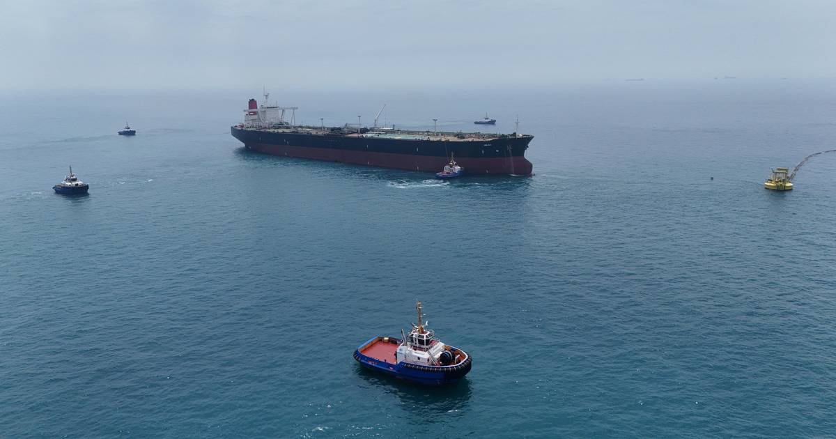 Zwei Tanker in Flammen nach angeblichem Kontakt mit Minen in der Straße von Hormus