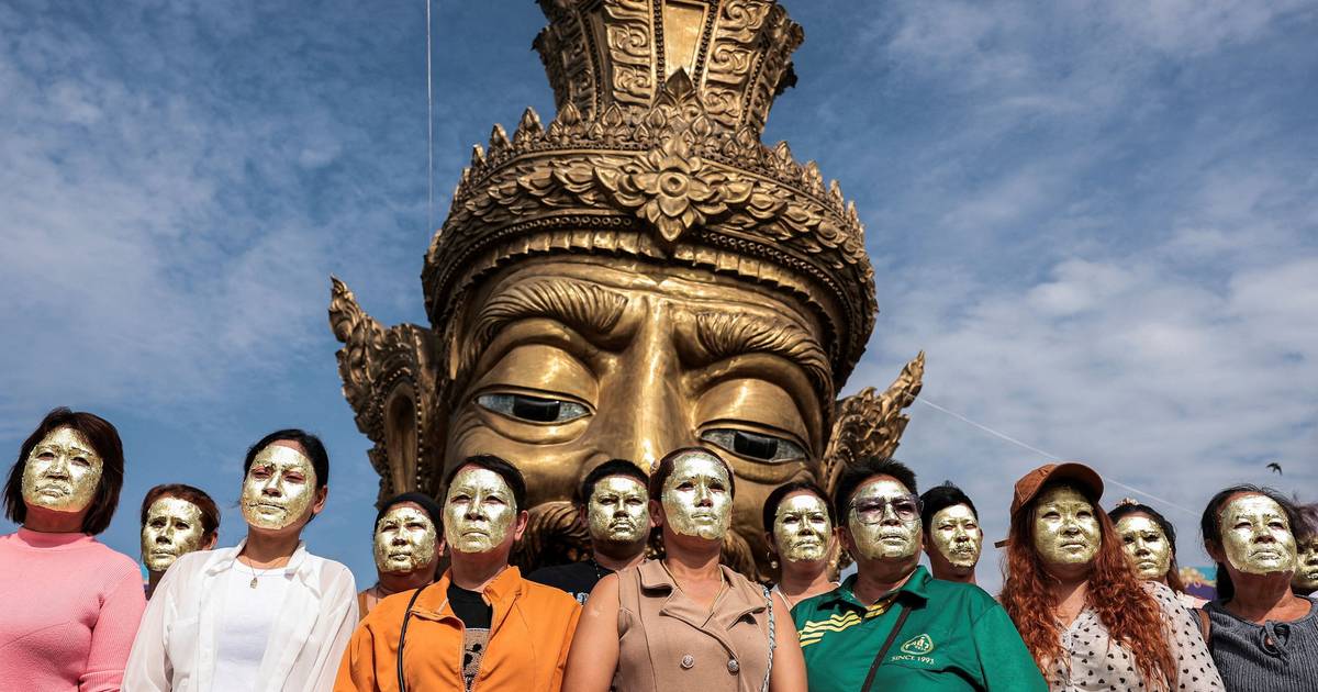 Foglie d'oro sul viso: la tradizione thailandese promette di attirare fortuna
