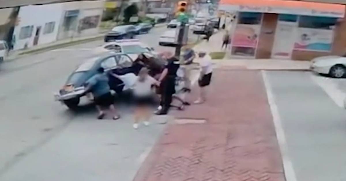 Resgate em segundos: grupo de desconhecidos une forças e levanta carro para salvar uma mulher