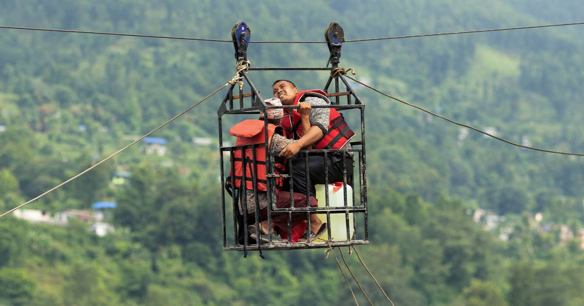 Ohne Brücken wurde ein Metallkäfig zur einzigen Passage über den Trishuli-Fluss nach den Überschwemmungen in Nepal