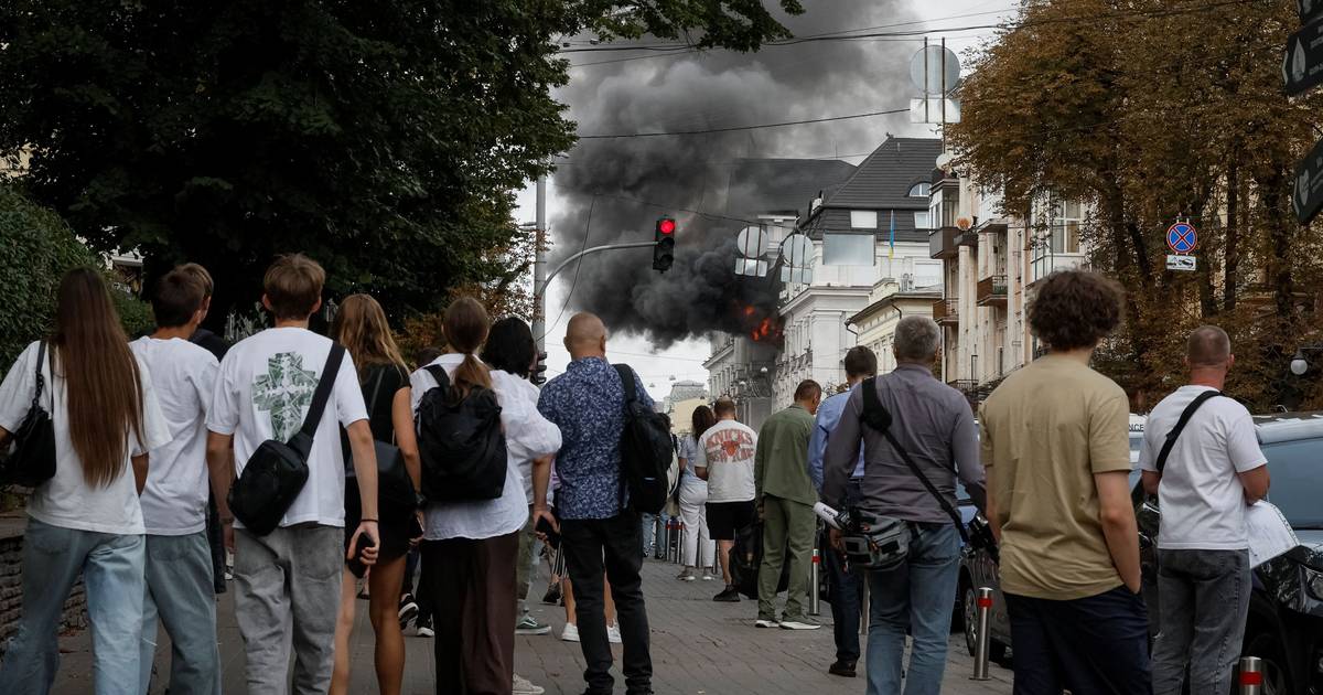 Un drone russe frappe le siège des services de sécurité à Kiev avant la posible visite des envoyés de Donald Trump