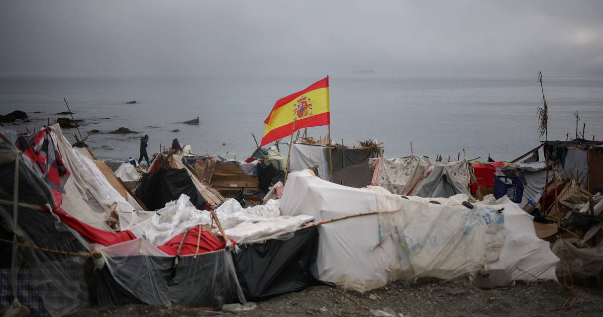 Spanische Regierung übernimmt Kontrolle über den Hafen von Ceuta, um Zelte für Migranten aufzustellen