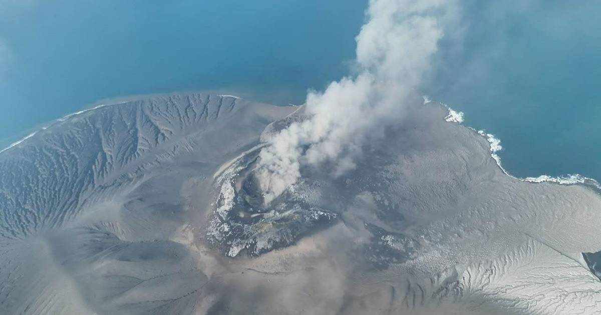Eruzione vulcanica porta alla chiusura di diversi aeroporti in Indonesia