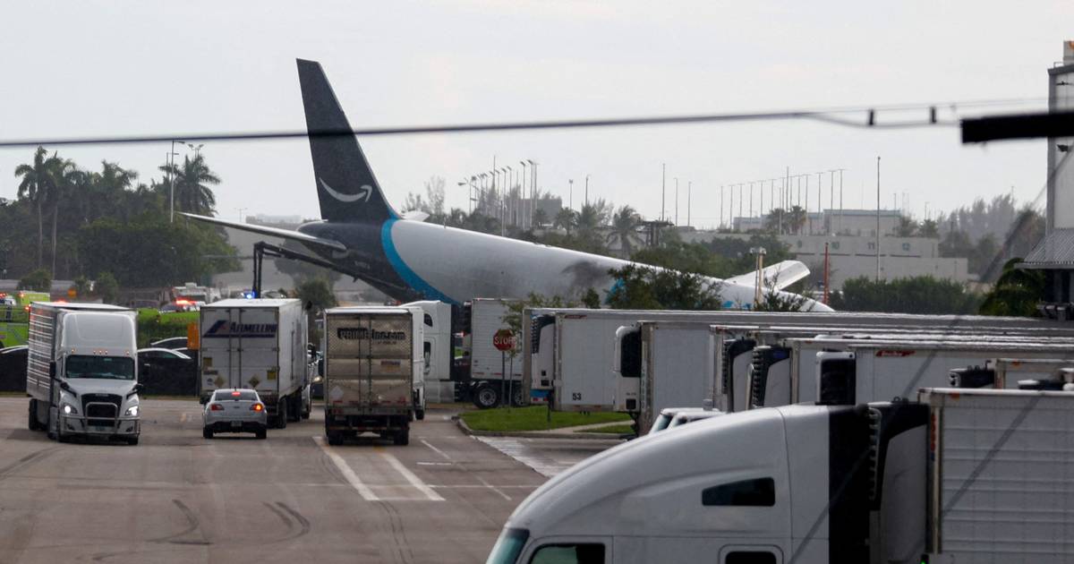 Amazon-Frachtflugzeug rutscht auf dem Miami-Flughafen von der Landebahn ab und geht in Flammen auf